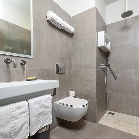 Grotta Hotel 2*